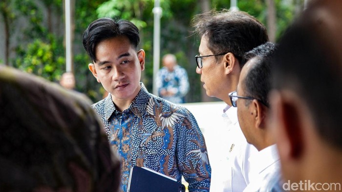 Wakil Presiden Gibran Rakabuming Raka memimpin rapat penanggulangan erupsi Gunung Lewotobi Laki-laki di Graha BNPB, Jakarta. Gibran direncanakan akan meninjau lokasi bencana.