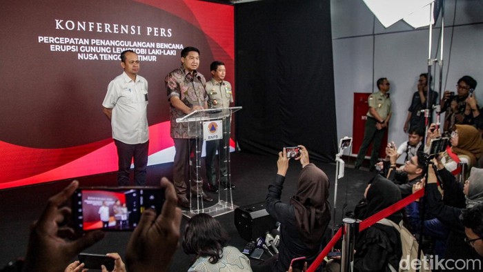 Gibran Pimpin Rapat Penanggulangan Erupsi Gunung Lewotobi Wakil Presiden Gibran Rakabuming Raka memimpin rapat penanggulangan erupsi Gunung Lewotobi Laki-laki di Graha BNPB, Jakarta. Gibran direncanakan akan meninjau lokasi bencana.