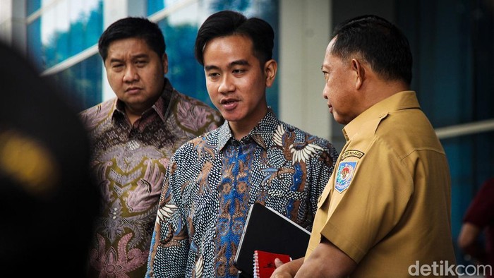 Wakil Presiden Gibran Rakabuming Raka memimpin rapat penanggulangan erupsi Gunung Lewotobi Laki-laki di Graha BNPB, Jakarta. Gibran direncanakan akan meninjau lokasi bencana.
