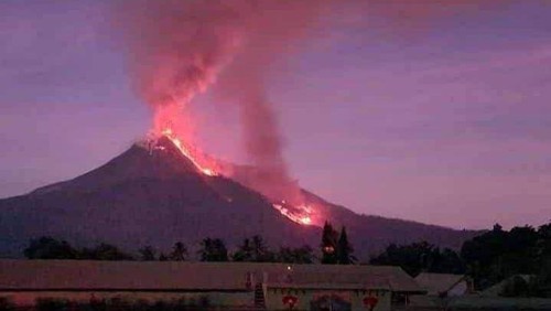 Aliran lava pijar di Gunung Lewotobi Laki-laki. (Facebook)