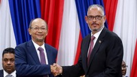 Leslie Voltaire, presiden Dewan Transisi Haiti, dan Perdana Menteri Alix Didier Fils-Aime berjabat tangan setelah Fils-Aime menjabat sebagai Perdana Menteri negara itu, di Port-au-Prince, Haiti, Senin (11/11/2024). (REUTERS/Marckinson Pierre)