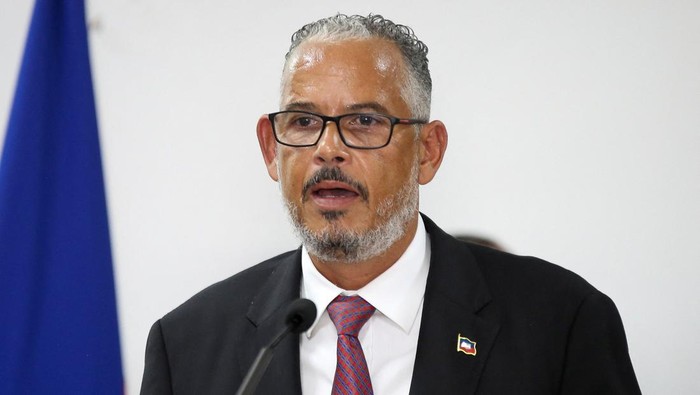Leslie Voltaire, president of Haiti's Transition Council and Prime Minister Alix Didier Fils-Aime shake hands after Fils-Aime takes office as the nation's new interim leader, in Port-au-Prince, Haiti November 11, 2024. REUTERS/Marckinson Pierre