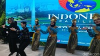Mulanya para penari tradisional dari Indonesia berkumpul di depan Paviliun Indonesia, kemudian musik diputarkan.  
