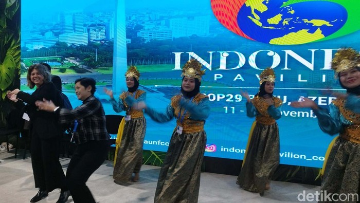 Kejadian menarik terjadi pada saat Paviliun Indonesia di ajang COP 29, Baku, Azerbaijan. Ada flashmob yang dilakukan beberapa penari asal Indonesia.
