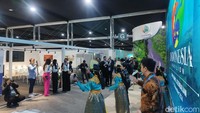 Pertama para penari berjoget mengikuti alunan lagu Poco-Poco, beberapa pengunjung dari luar negeri pun sampai ikutan berjoget.  