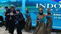 Kemudian flashmob dilanjutkan dengan lagu Maumere dan juga Sajojo.  