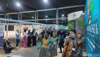 Suasana pun jadi semarak, beberapa pengunjung yang lewat pun sampai menyempatkan diri untuk berhenti, menonton, dan memotret pertunjukan yang ada.  