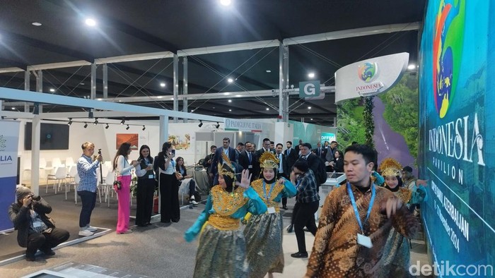 Kejadian menarik terjadi pada saat Paviliun Indonesia di ajang COP 29, Baku, Azerbaijan. Ada flashmob yang dilakukan beberapa penari asal Indonesia.
