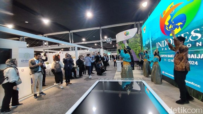 Heboh! Flashmob Ramaikan Paviliun RI di COP 29 Kejadian menarik terjadi pada saat Paviliun Indonesia di ajang COP 29, Baku, Azerbaijan. Ada flashmob yang dilakukan beberapa penari asal Indonesia.