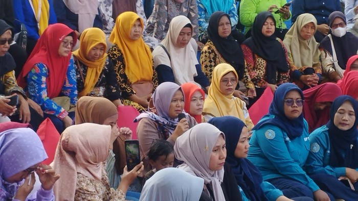 Ibu-ibu curhat hidup sulit karena suami pecandu judi online.
