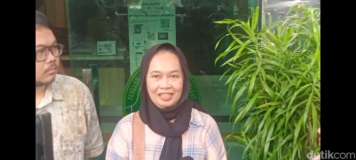 Ibunda Batara Ageng atau eks manajer Fuji Ibunda Batara Ageng atau eks manajer Fuji saat ditemui usai sidang vonis di Pengadilan Negeri Jakarta Barat.