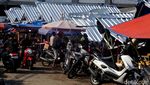 Imbas Hujan Badai, Atap Lapak Pasar Ciputat Ambruk