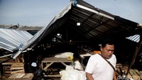 Pedagang berharap adanya perbaikan pada atap lapak yang ambruk.  