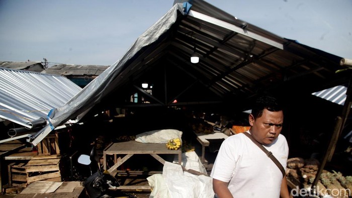 Atap lapak pedagang di Pasar Ciputat, Tangerang Selatan ambruk. Lapak ambruk imbas hujan disertai angin kencang beberapa hari lalu.