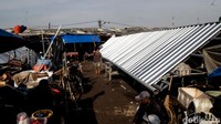 Sejumlah lapak semi permanen di Pasar Ciputat, Tangsel, ambruk, Selasa (12/11/2024). Peristiwa itu terjadi saat hujan deras disertai angin kencang melanda pada Minggu (10/11/2024) sore.