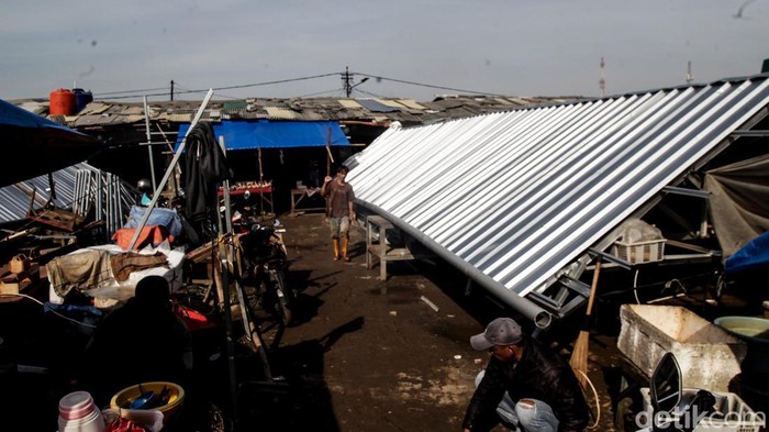 Atap lapak pedagang di Pasar Ciputat, Tangerang Selatan ambruk. Lapak ambruk imbas hujan disertai angin kencang beberapa hari lalu.