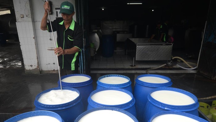 Industri Wajib Serap Susu Sapi Lokal! Pekerja mengaduk susu sapi di Koperasi Unit Desa (KUD) Cepogo, Boyolali, Jawa Tengah, Selasa (12/11/2024). Kementerian Pertanian mewajibkan perusahaan atau industri pengolahan susu untuk menyerap susu segar dalam negeri dari peternak dan pengepul sebagai bahan baku industri guna mencapai swasembada susu. ANTARA FOTO/Aloysius Jarot Nugroho/Spt.