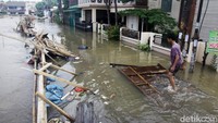 Tanggul penahan air yang jebol itu berada di Perumahan Pondok Mangu Indah, Pondok Aren, Tangerang Selatan.  