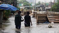 Saat ini alat berat sudah dikerahkan ke lokasi tanggul yang jebol.  