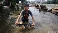 Saat ini genangan air di perumahan tersebut sudah rata dengan permukaan air kali.  