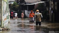 Banjir akibat jebolnya tanggul itu setinggi lutut orang dewasa.  