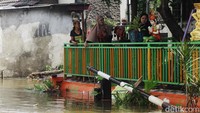 Meski kebanjiran, warga tetap bertahan di rumahnya.  