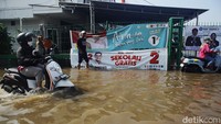 Banjir merendam jalanan di Perumahan Pondok Mangu Indah. Warga terpaksa menerobos banjir saat beraktivitas di luar rumah.  
