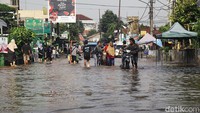 Selain akibat hujan deras pada Senin (11/11/2024) sore, banjir disebabkan oleh jebolnya tanggul sungai yang sedang dalam perbaikan.  