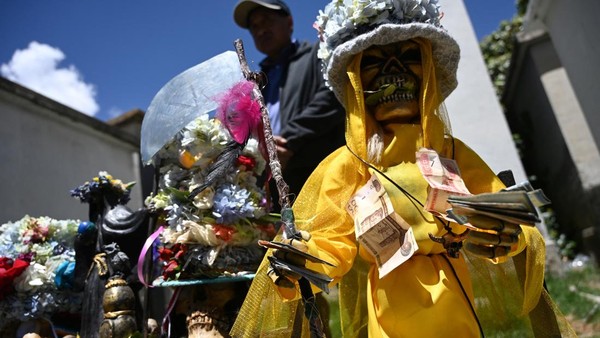 Intip Tradisi Menghias Tengkorak untuk Menghormati Orang Meninggal di Bolivia