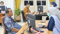 Warga dapat mendatangi posko yang berada di kompleks Istana Wapres RI, tepatnya di Jalan Kebon Sirih No. 14, Jakarta Pusat, untuk pengaduan langsung.