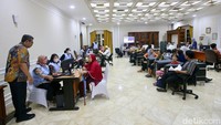 Sejumlah mayarakat mendatangi kompleks Istana Wakil Kepresidenan untuk mendatangi Lapor Mas Wapres, Jakarta, Selasa (12/11/2024).