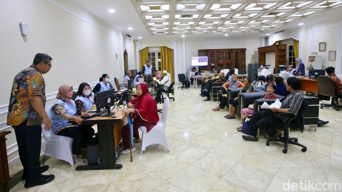 Sejumlah mayarakat mendatangi kompleks Istana Wakil Kepresidenan untuk mendatangi Lapor Mas Wapres, Jakarta, Selasa (12/11/2024).