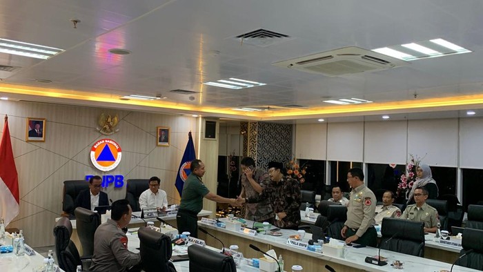 Jajaran menteri Kabinet Merah Putih tiba di BNPB jelang rapat online bareng Prabowo malam ini (Kurniawan/detikcom)