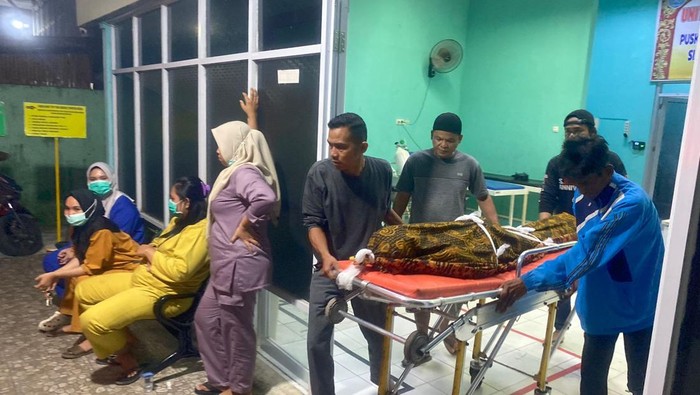 Jenazah M Yasin (61) warga Kelurahan Sungai Pinang Kecamatan Sungai Pinang dibawa ke rumah duka