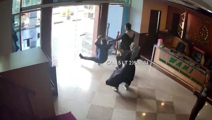jurnalis tabrak pintu kaca Kejati Jatim