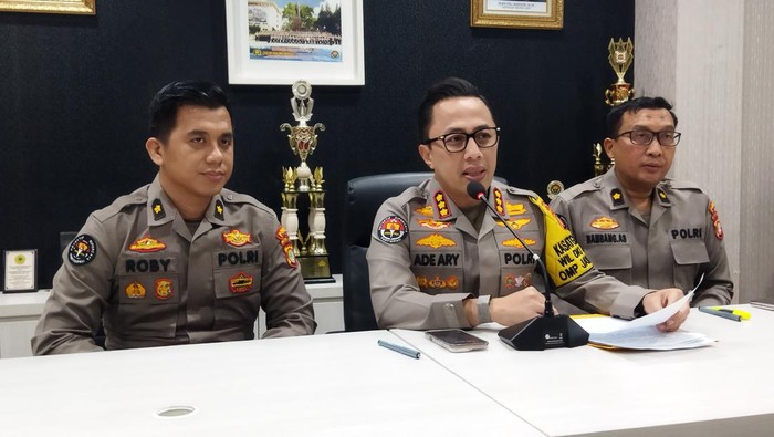 Kabid Humas Polda Metro Jaya, Kombes Ade Ary Syam Indradi (tengah).