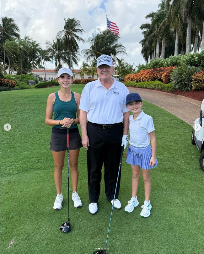 Kini usai kakeknya menang Pemilihan Presiden AS, Kai Trump kembali mencuri perhatian dengan berbagai kontennya di media sosial. Dia memamerkan sederet foto main golf bersama kakeknya usai Trump mengklaim menang Pilpres AS. Keduanya main golf di lapangan milik Donald Trump di Trump International Golf Club di West Palm Beach, Florida. Foto: Instagram