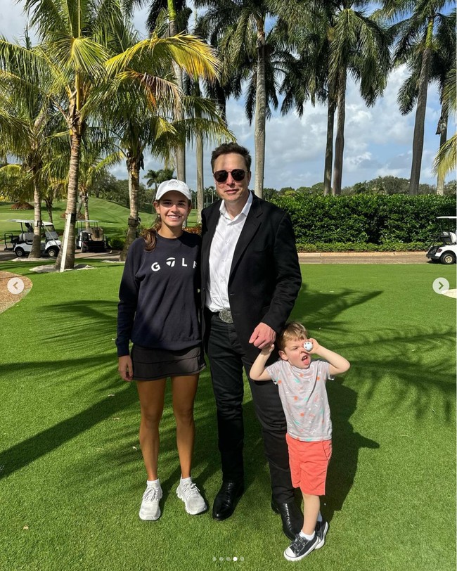 Selain memamerkan momen golf bareng Donald Trump, Kai juga mengunggah kebersamaannya dengan Elon Musk. Keduanya berpose di lapangan golf Trump bersama anak Musk. Foto: Instagram