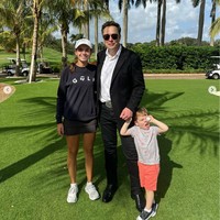 Selain memamerkan momen golf bareng Donald Trump, Kai juga mengunggah kebersamaannya dengan Elon Musk. Keduanya berpose di lapangan golf Trump bersama anak Musk. Foto: Instagram