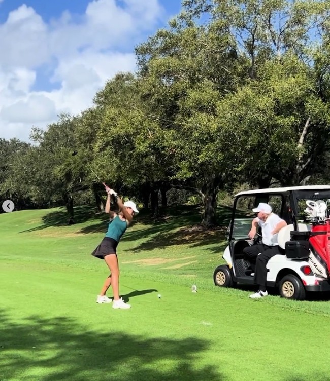 Pada foto yang diunggah ke Instagram, Donald Trump tampak duduk di mobil golf memerhatikan Kai mengayunkan tongkat golfnya. “Minggu bersama Kakek, tulis Kai Trump di akun media sosialnya. Foto: Dok. Instagram Kai Trump
