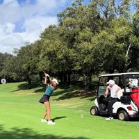 Pada foto yang diunggah ke Instagram, Donald Trump tampak duduk di mobil golf memerhatikan Kai mengayunkan tongkat golfnya. “Minggu bersama Kakek, tulis Kai Trump di akun media sosialnya. Foto: Dok. Instagram Kai Trump
