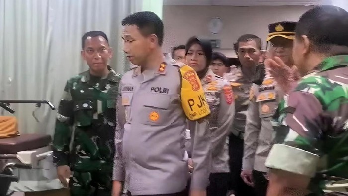 Kapolda Jabar Irjen Akhmad Wiyagus menjenguk para korban kecelakaan beruntun di Tol Cipularang Km 92. Para korban dirawat di RS Abdul Radzak Purwakarta. (dok IG @sthm.official)
