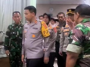 Kapolda Jabar Jenguk Korban Kecelakaan di Tol Cipularang