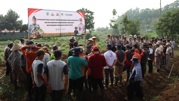 Kapolres Batu AKBP Andi Yudha gandeng Dinas Pertanian Kota Batu untuk aktifkan lahan tidur di  Dusun Dresel, Desa Oro-Oro Ombo, Kecamatan Batu.