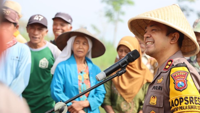 Kapolres Batu AKBP Andi Yudha gandeng Dinas Pertanian Kota Batu untuk aktifkan lahan tidur di  Dusun Dresel, Desa Oro-Oro Ombo, Kecamatan Batu.