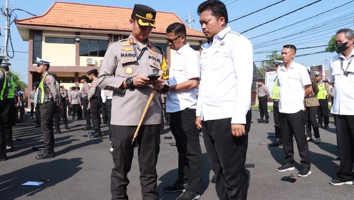 Kapolres Bojonegoro AKBP Mario Prahatinto memeriksa ponsel anggotanya untuk mengecek terkait judi online