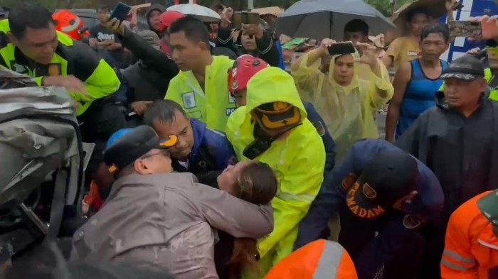Kapolres Purwakarta AKBP Lilik Ardiansyah mengevakuasi korban wanita yang terjepit mobil ringsek saat peristiwa tabrakan beruntun Tol Cipularang KM 92+200 arah Jakarta.