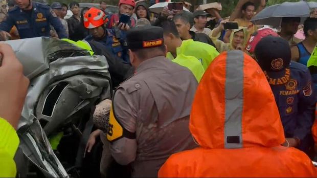 Kapolres Purwakarta AKBP Lilik Ardiansyah mengevakuasi korban wanita yang terjepit mobil ringsek saat peristiwa tabrakan beruntun Tol Cipularang KM 92+200 arah Jakarta.