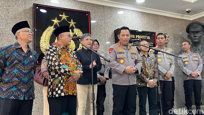 Kapolri Jenderal Listyo Sigit Prabowo menerima kunjungan Menteri Pendidikan Dasar dan Menengah (Mendikdasmen) Abdul Muti. (Rumondang/detikcom)