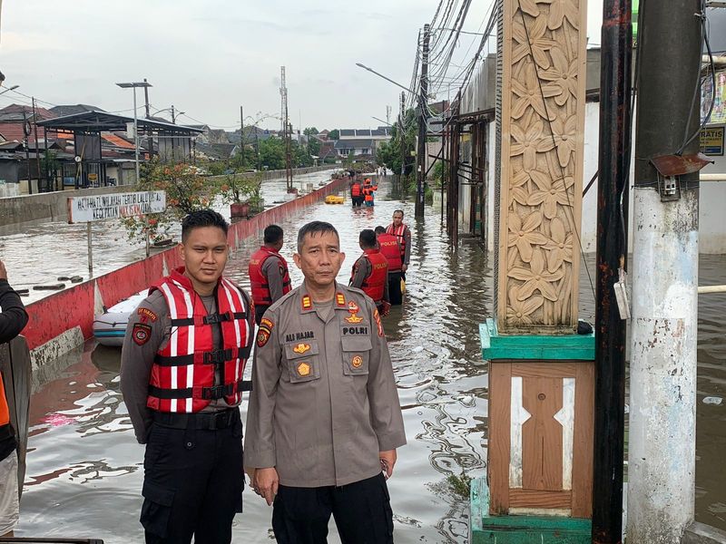 Kasie Pengamanan dan Penyelamatan (Sipammat) Direktorat Samapta Polda Metro Jaya, AKP Ali Hajar, menjelaskan soal banjir di Pondok Aren, Tangsel ini. (Dok Polda Metro Jaya)